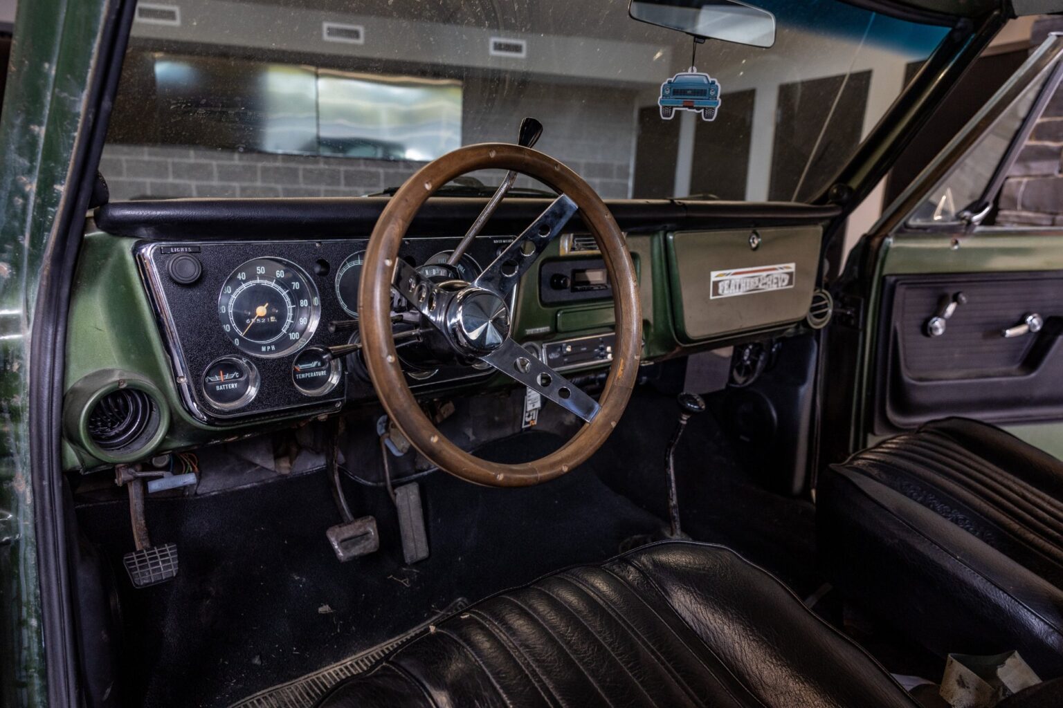 1972 K5 Blazer interior, original dash and wood-rim steering wheel