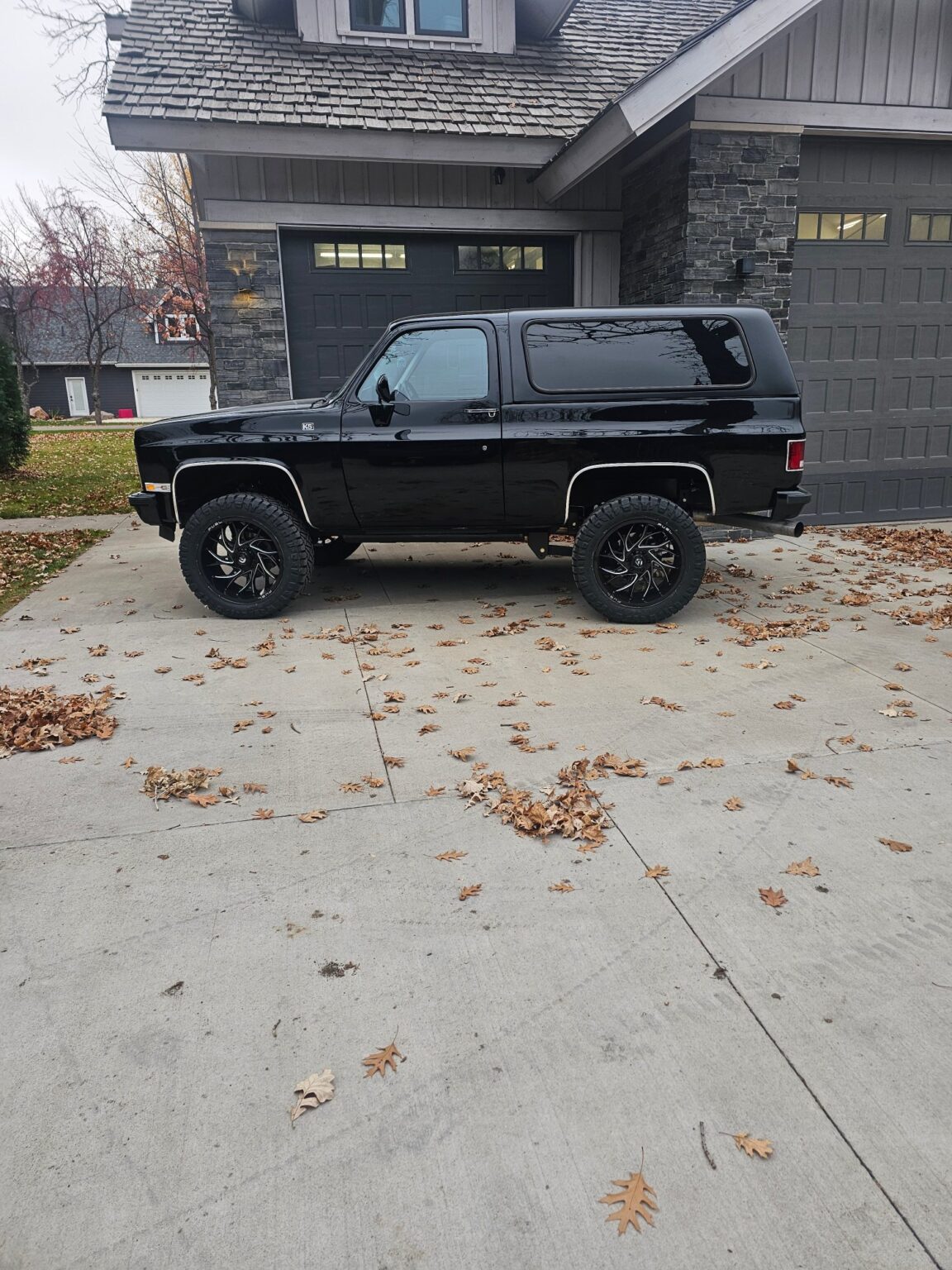 1989 GMC Jimmy on its Frame-Werx 4x4 IFS chassis, front three-quarter