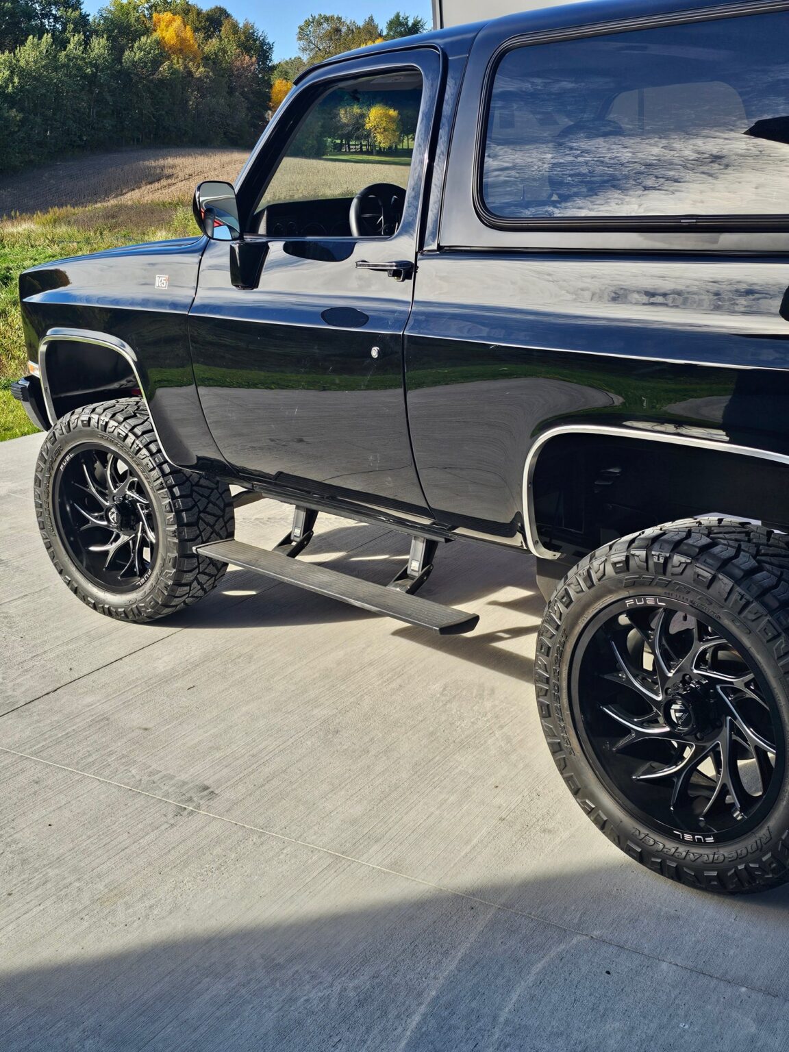 1989 GMC Jimmy on its Frame-Werx chassis with power step
