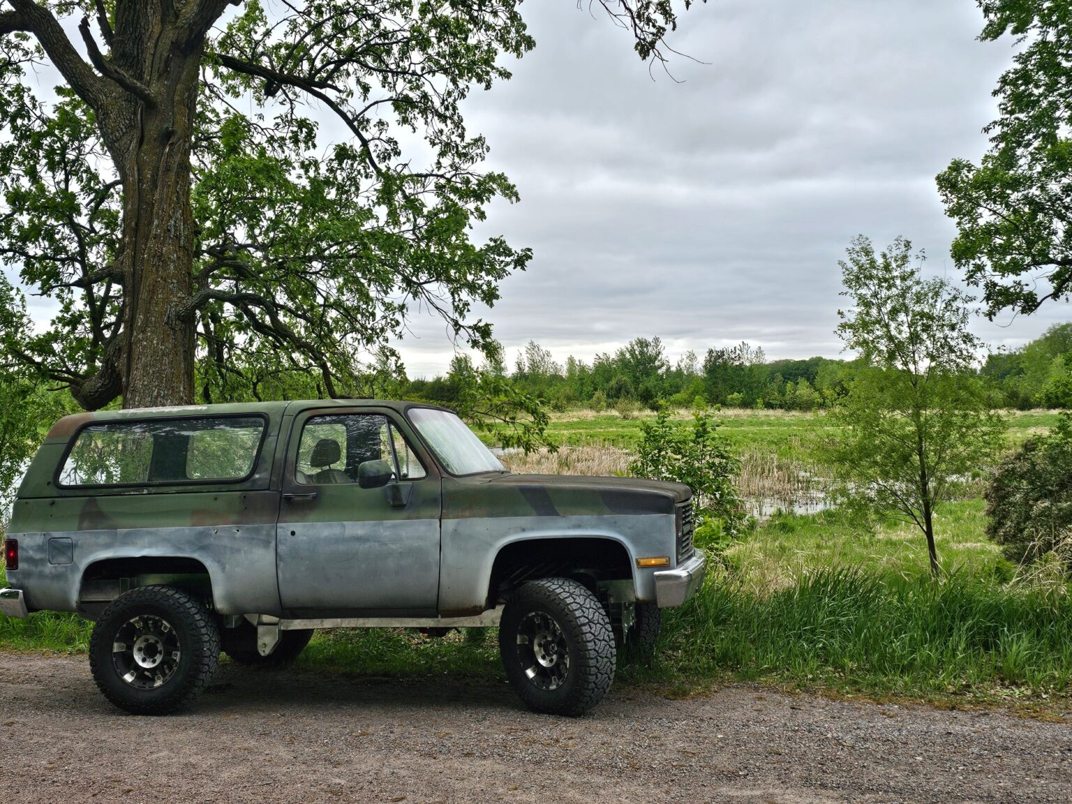 CUCV K5 Blazer on a Frame-Werx 4x4 IFS chassis, front three-quarter